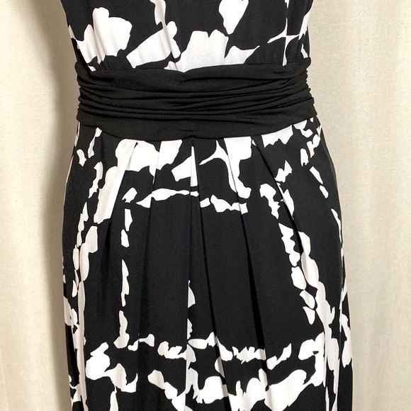 BCBMAXAZRIA Abstract Print Twist Front Sleeveless Dress - Picture 6 of 10